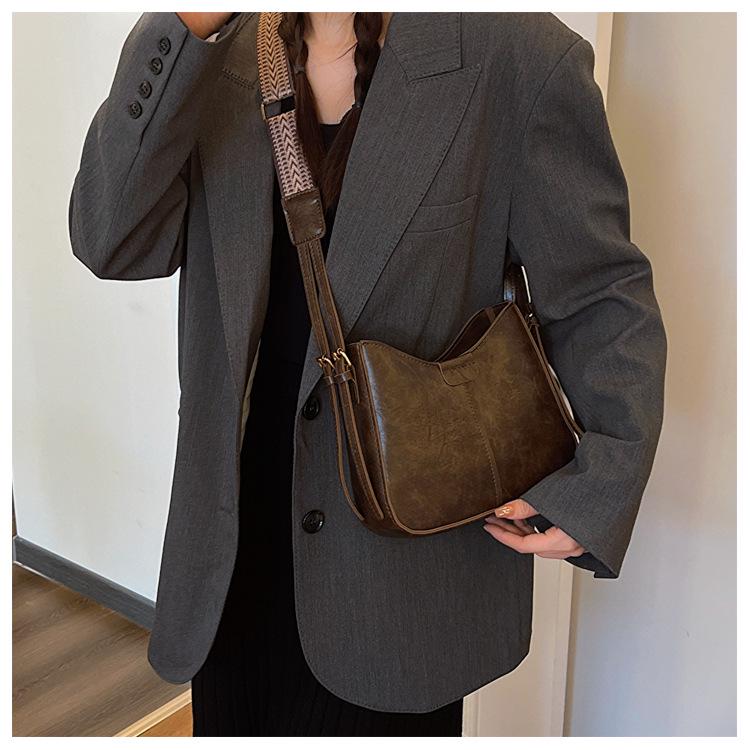 High-End Korean Retro Bucket Bag with Wide Strap - Versatile Crossbody for Autumn/Spring 2024