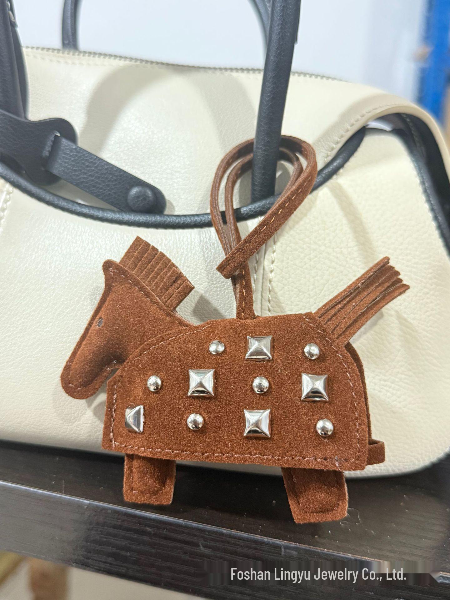 

Suede Double-Sided Rivet Plush Horse Bag Pendant Keychain Ornament коричневый