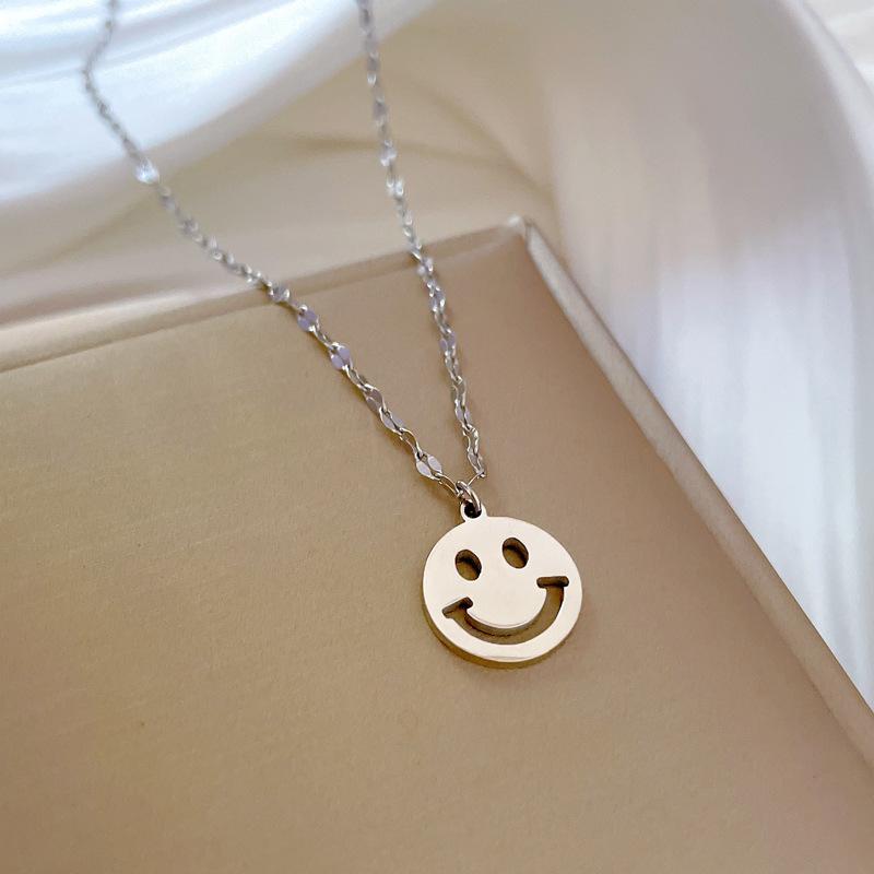 

Titanium Steel Round Smiley Face Personality Minimalist Wind Stove Real Gold Necklace Female Collarbone Chain With