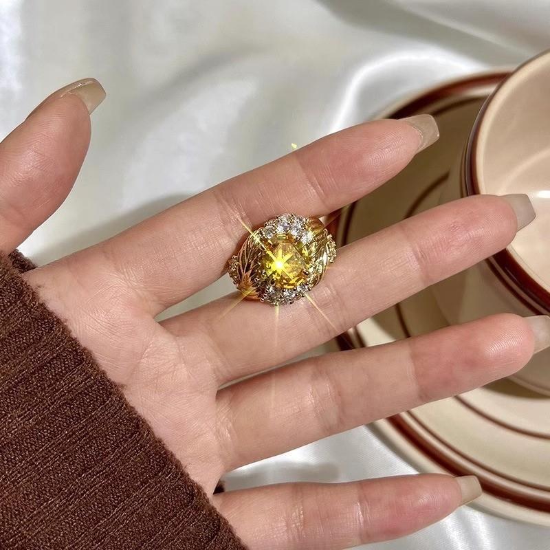 Elegant Geometric Design Feather Ring With Luxurious Yellow Diamonds For Women