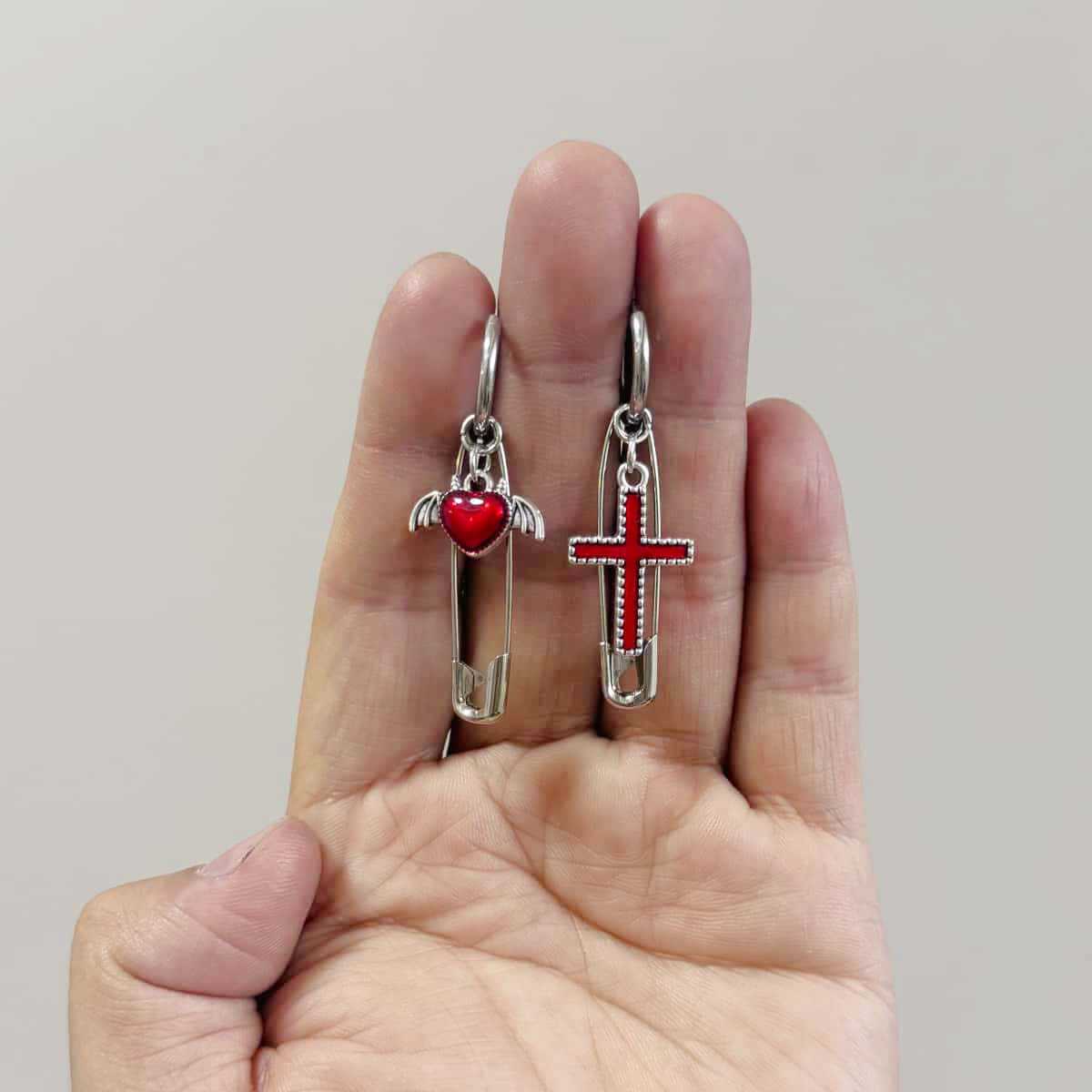 

Punk Gothic Cross Heart Wing Pendant Hoop Earrings Asymmetrical Safety Pin Dangle Earrings for Women Alternative Rock Jewelry червоний
