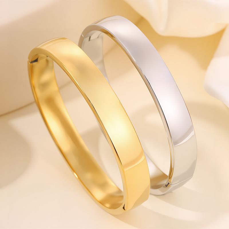 Hot-selling Simple Stainless Steel , Send Girlfriend Wide Version Smooth Titanium Steel Gold-plated European and American