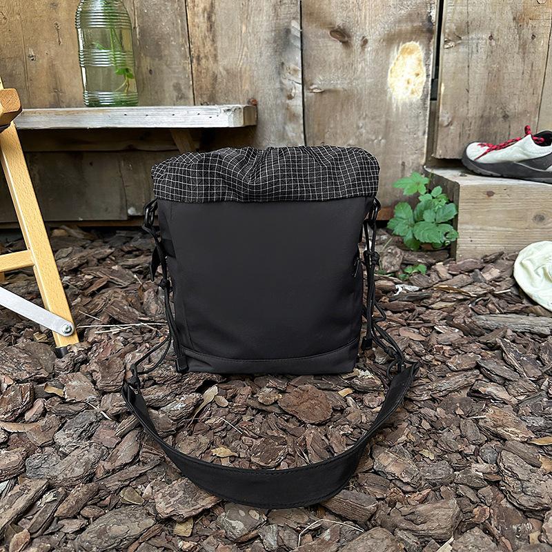 2025 New Mesh Drawstring Color Matching Shoulder Oblique Span Bag for Men and Women Couples Casual and Lightweight Outdoor Sports Small Satchel