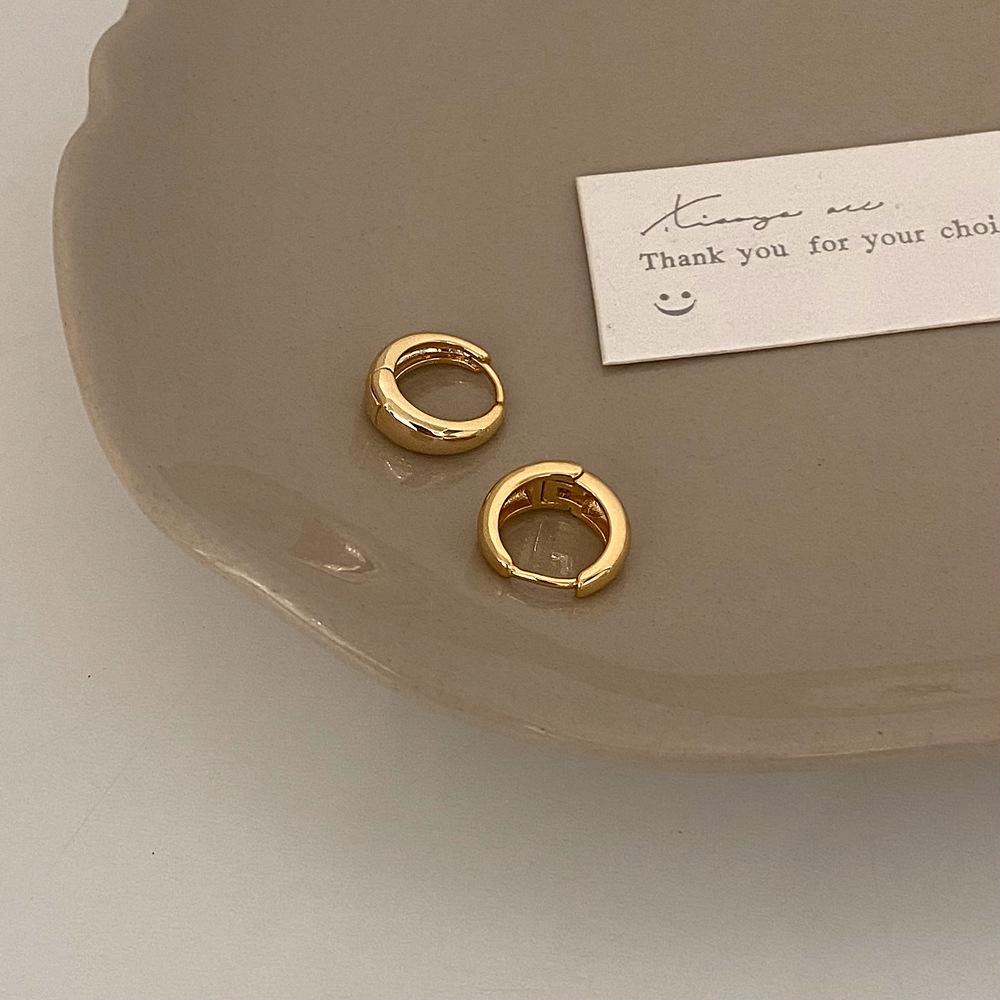 

Минималистичные золотые серьги-кольца 2024: Трендовый нишевый дизайн, Высококлассные серьги-кольца и каффы в холодном стиле