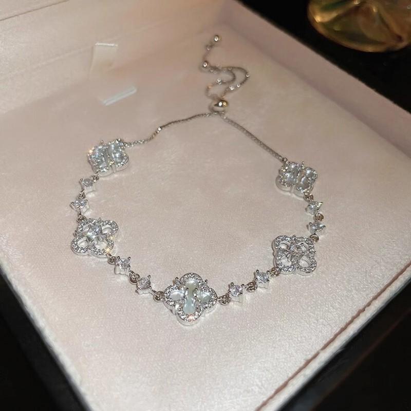Elegant Mother-of-Pearl Clover Bracelet Women Delicate Floral Design Lightweight Luxury Jewelry 2026 Collection