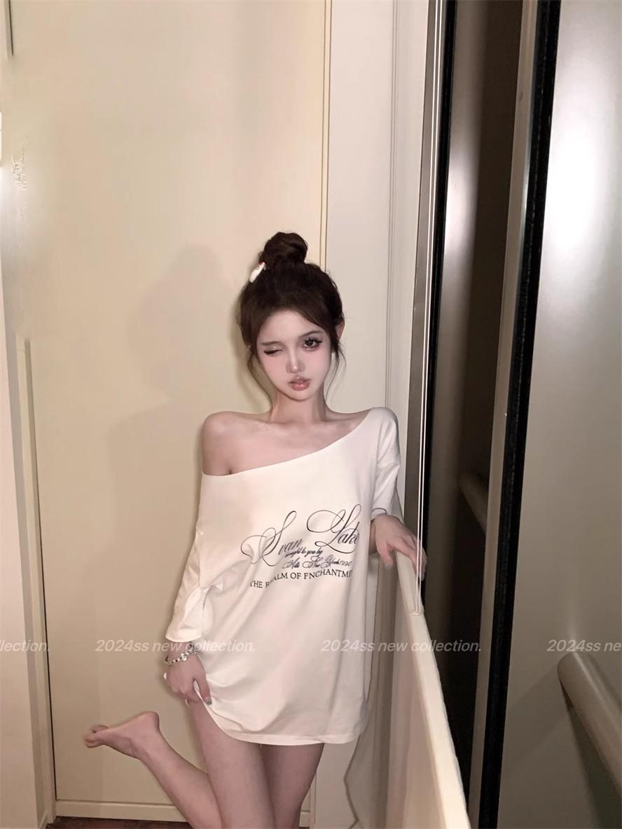 

Женская летняя белая футболка с принтом букв, с открытыми плечами Extra Large белый