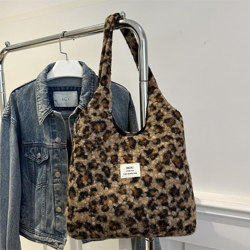 

Плюшевая сумка с леопардовым принтом женская зима 2025 новая модная студенческая сумка-тоут большого объема на плечо с волосами коричневый