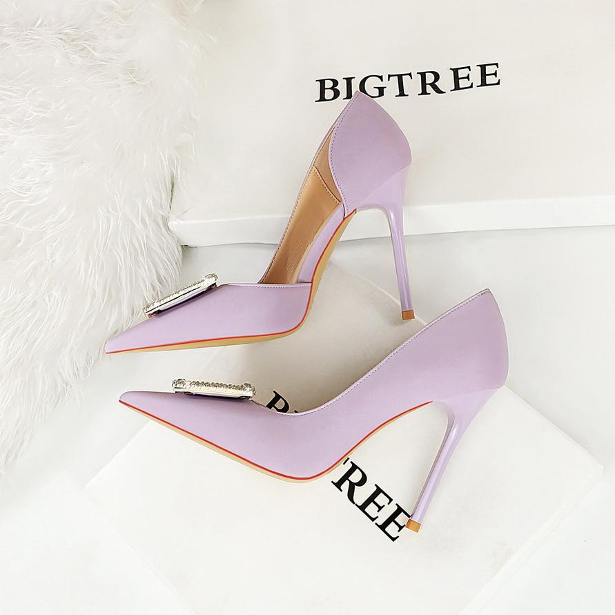 Fashionabla och minimalistiska smala klackar Ultrahöga klackar med långa klackar med spetsig sida, urholkade singelskor, högklackade skor för kvinnor