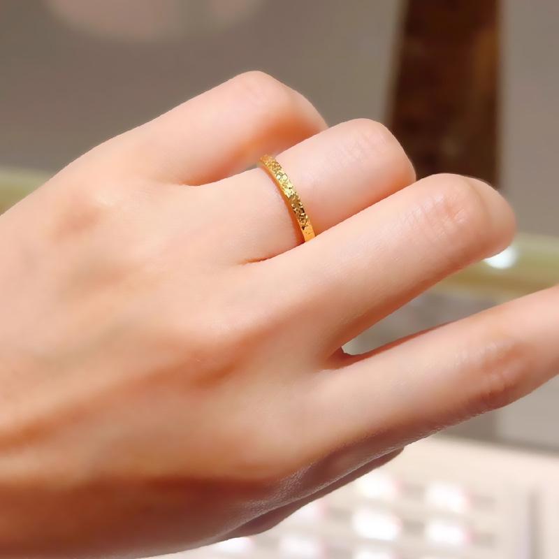 

«Кольцо из титановой стали ручной работы с текстурой водной ряби и покрытием из 8-каратного золота» US Size 9