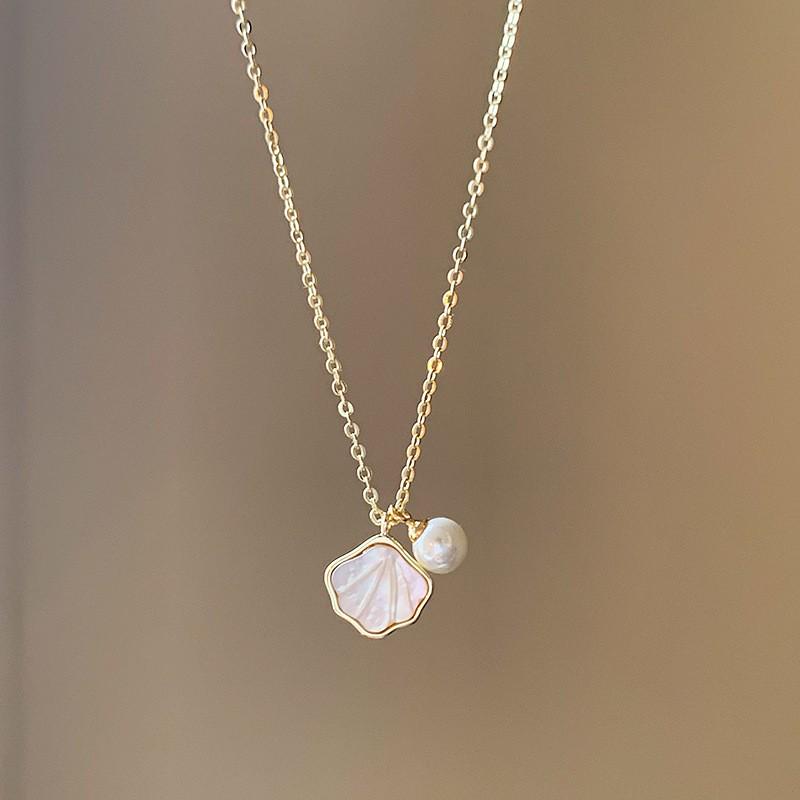 Elegant French Mother-of-Pearl Pendant Necklace - Luxurious, Fashionable, and Versatile Choker