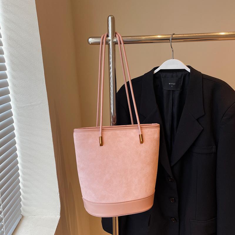 

New bag women s 2025 bucket bag autumn and winter niche retro matte crossbody portable small bag 28*16*26 розовый