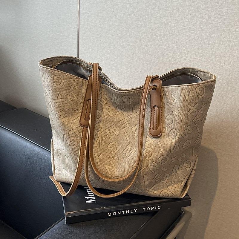 

Модная сумка-тоут, незаменимая вещь для поездок на работу. коричневый