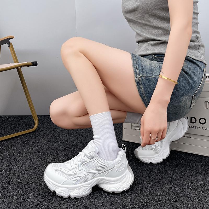 

Женские кроссовки на толстой подошве с сетчатой шнуровкой на лето 2025 года, новые модные универсальные дышащие спортивные и повседневные маленькие белые кроссовки 40 белый