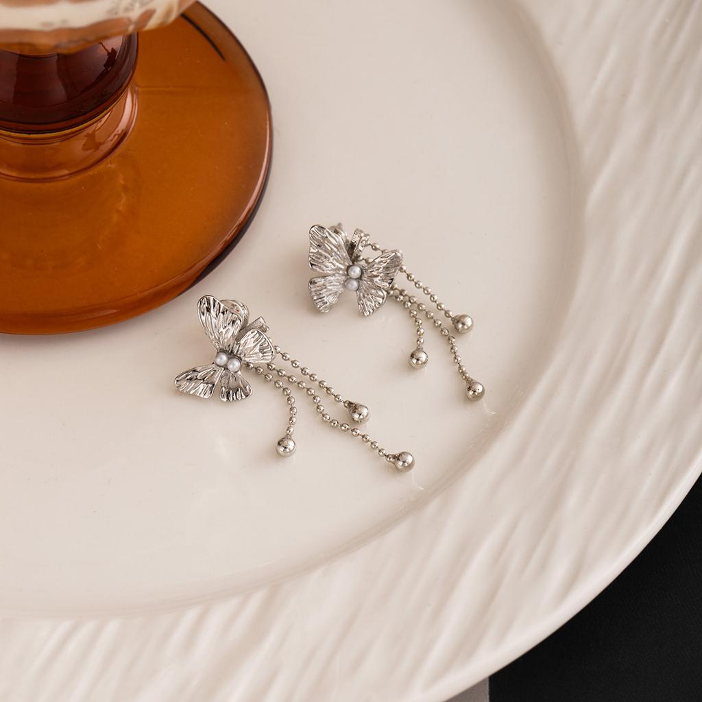 High-End Flower Stud Earrings, Light Luxury Super Fairy Exquisite Pearl Earrings, Fashionable Oil-Dripping Petal Earrings.