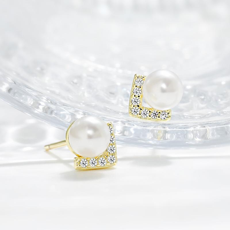 

Autumn and Winter English V-shaped Pearl Stud Earrings, Diamond-set Triangle Mini Retro Small Fragrant Freshwater Pearl Stud Earrings