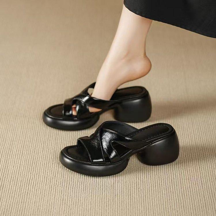 

Премиальные сандалии с открытым носком на толстой подошве женские из мягкой кожи для улицы однословные шлепанцы 2025 новые летние модные универсальные шлепанцы на высоком каблуке 35 чёрный