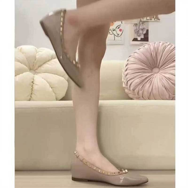 Thick heel rivet nude high heels women's 2024 new pointed head shallow mouth patent leather soft sole willow Ding Internet celebrity thick heel shoes