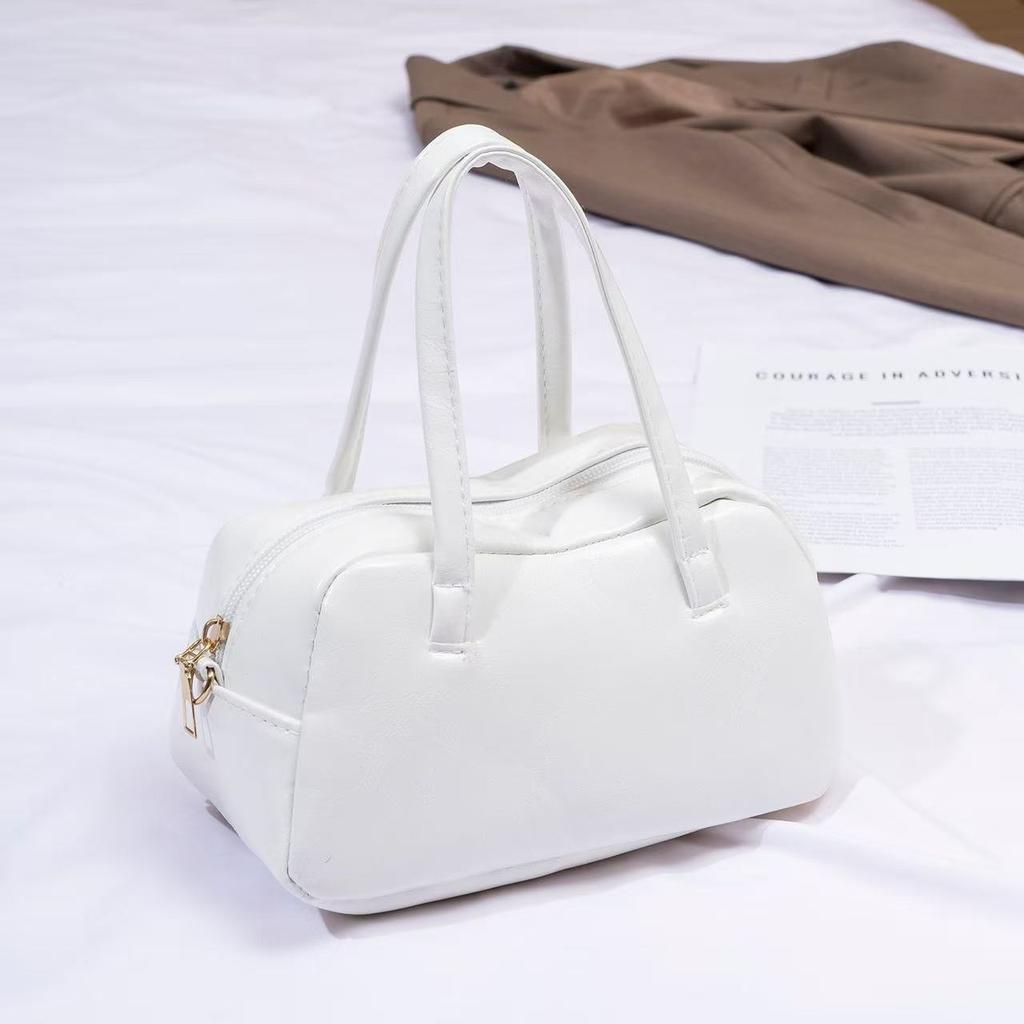 Minimalist Boston-style handbag, a simple solid-color crossbody/shoulder bag perfect for women's everyday casual wear.