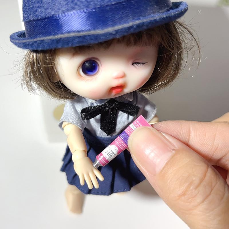 2 szt. Miniaturowy krem do rąk do domku dla lalek, dekoracja sceny makijażu, akcesoria do domku dla lalek, mini rekwizyty kosmetyczne