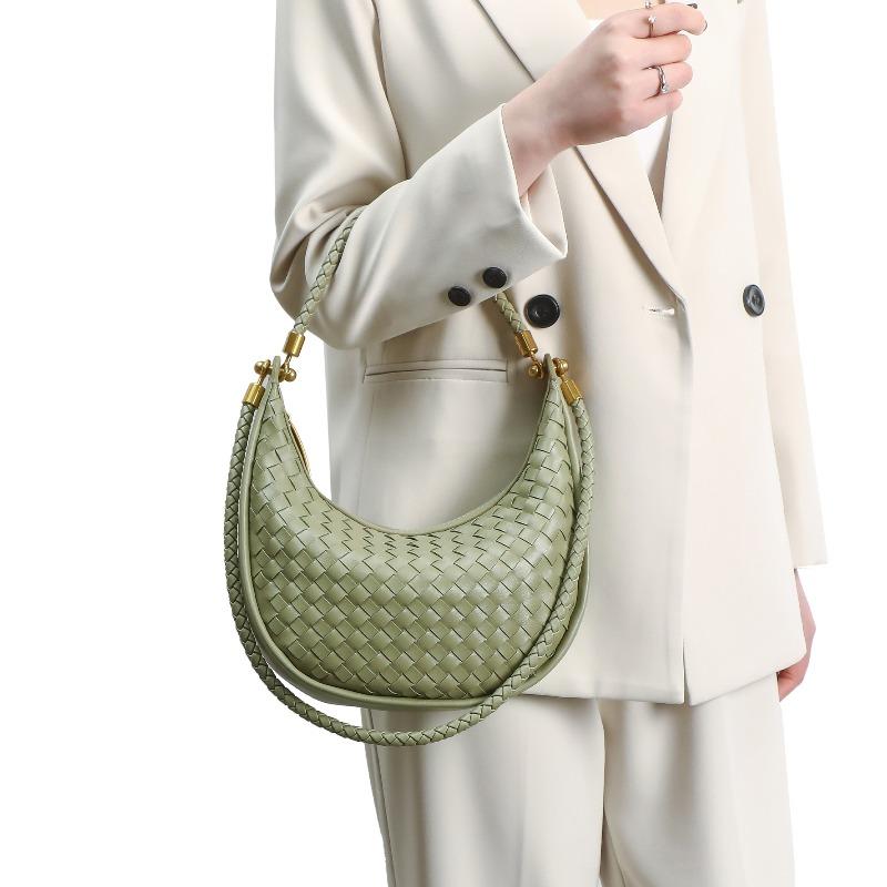 Spring and summer new handwoven bag commuter high-end underarm shoulder crescent bag simple retro portable crescent bag