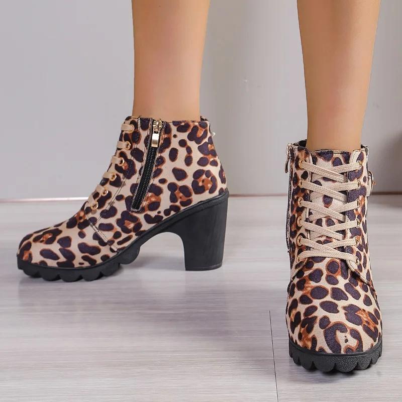 Schuhe für Damen 2024 Heißer Verkauf Damenstiefel mit seitlichem Reißverschluss Herbst Runde Zehenpartie Leopardenmuster Kurzer Schaft Klobige Absätze Mode-Stiefel