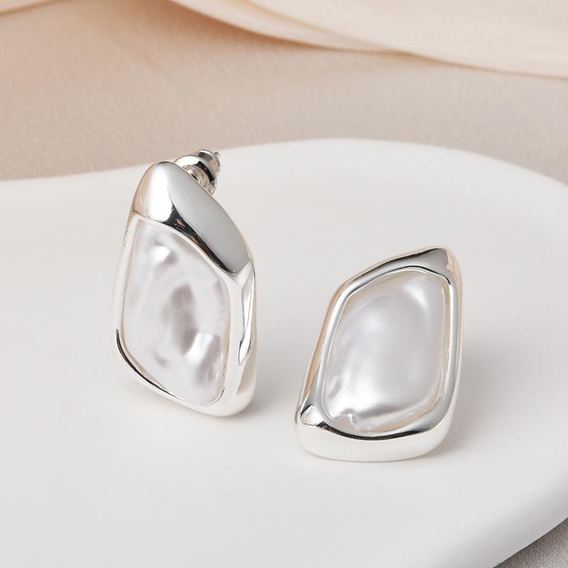 Vintage Baroque Shell Stud Earrings Women Gold Retro Premium Dainty Versatile Statement Fashion Jewelry Gift