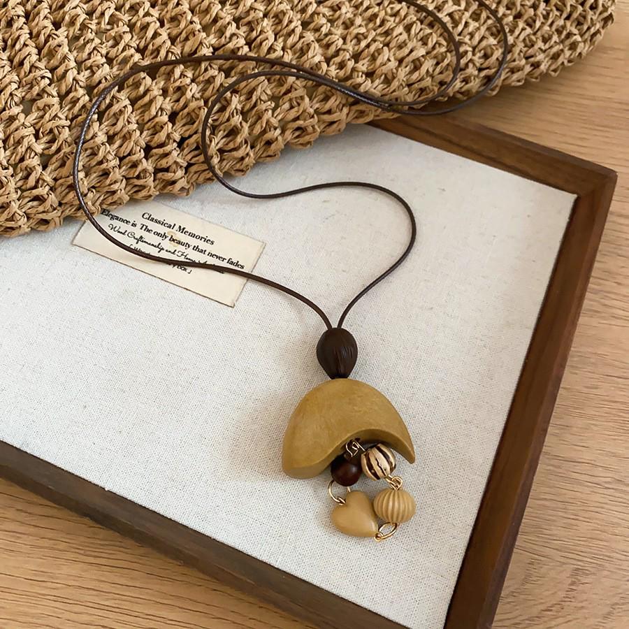 High-End Women's Retro Oval Geometric Resin Necklace