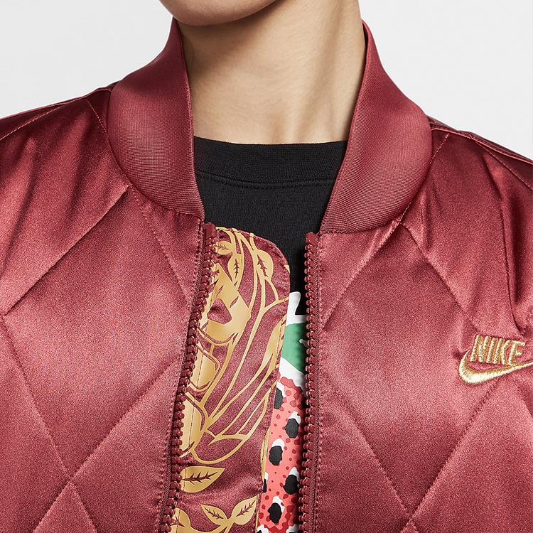 Nike Αθλητικά Ρούχα Συνθετικής Γέμισης Σατέν Μονόχρωμο Ζεστό Βαμβακερό Μπουφάν με Μπέιζμπολ Κολάρο Χειμερινά Γυναικεία Μπουφάν Σανδαλόξυλο-Κόκκινο CU3664-617
