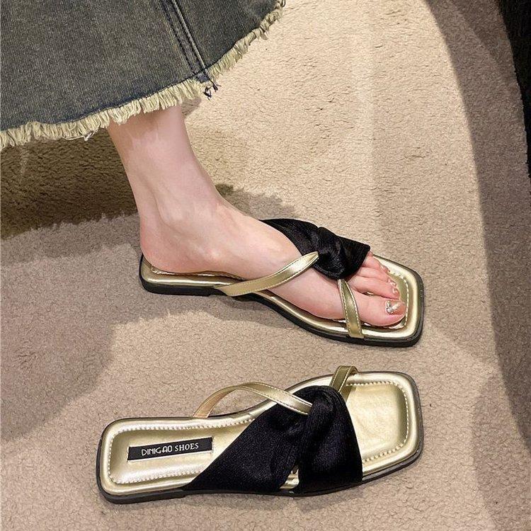 

French flat-bottomed cool slippers women s shoes outer wear 2025 summer new fashion low-heeled fairy wind open-toed cool slippers 40 золотой