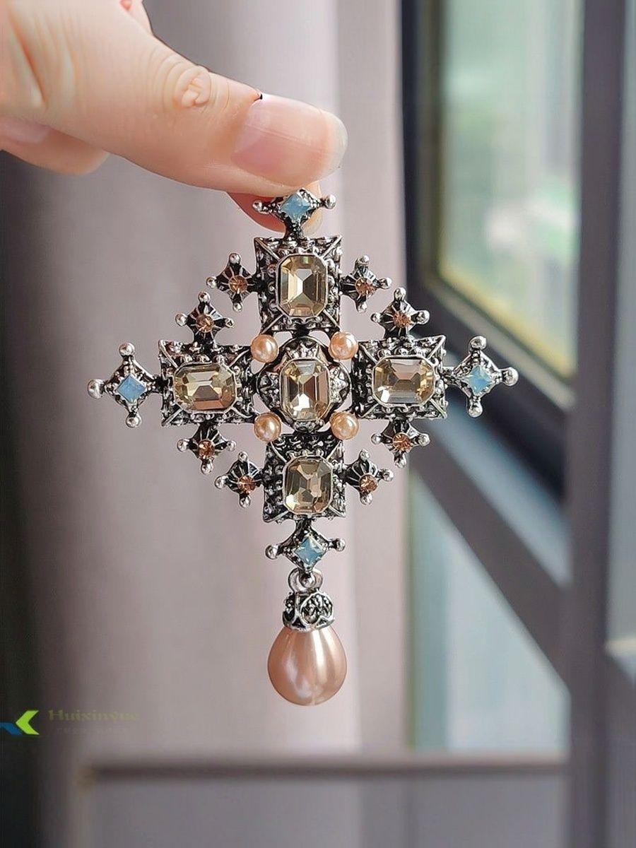 

Золотая брошь-крест со стразами One Size