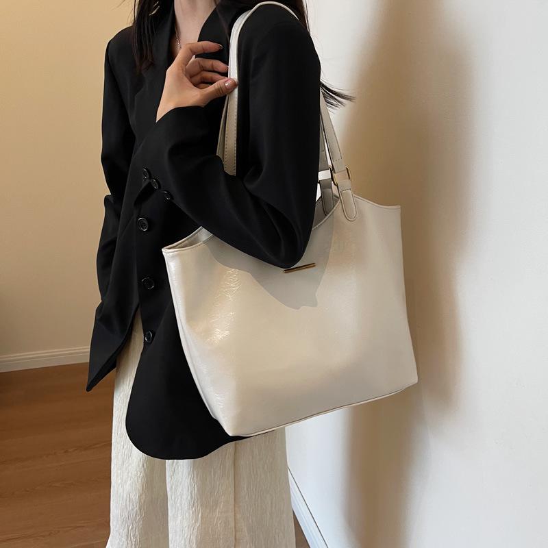 

Commuting Tote Bag, Soft Leather, Niche, High-quality, Fashionable, Large-capacity Tote Women s Bag for Classes белый