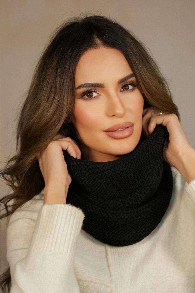 Leona - Warm Scarf in a Classic Waffle Weave in Black