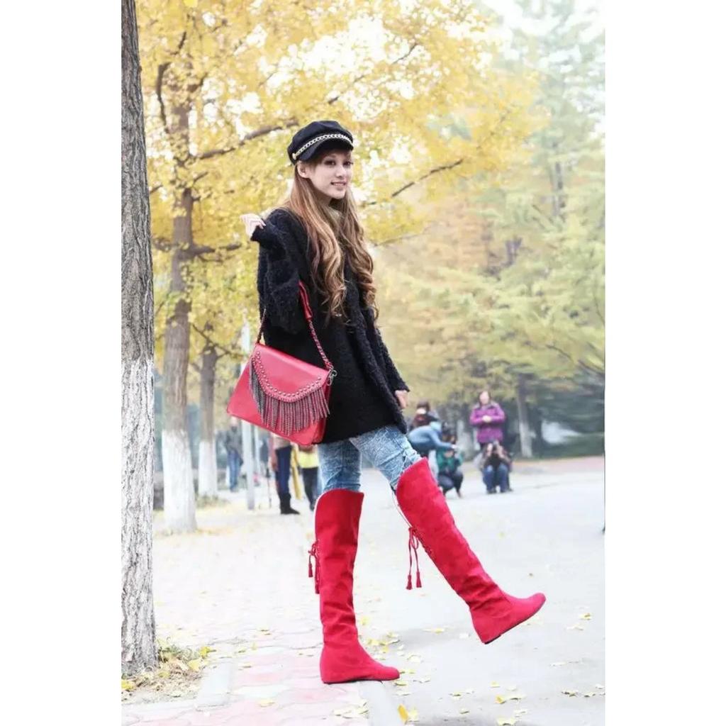 Sexy dameboots i imitert semsket skinn over kneet, flate varme støvletter, komfortable lårhøye støvletter med snøring, damesko for vinteren av høy kvalitet