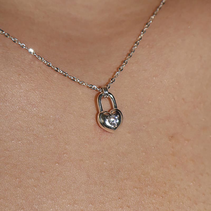 Monde Ligne Lock In Heart Necklace