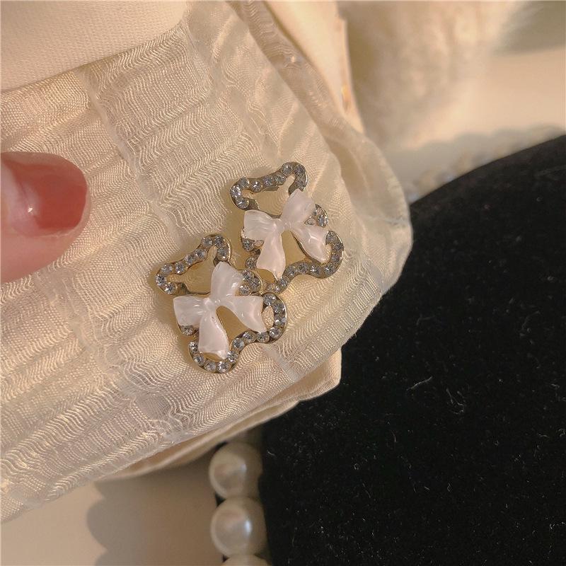 

Очаровательные серьги-медведи в виде бантика — модные, милые и девчачьи клипсы на весну 2025 года