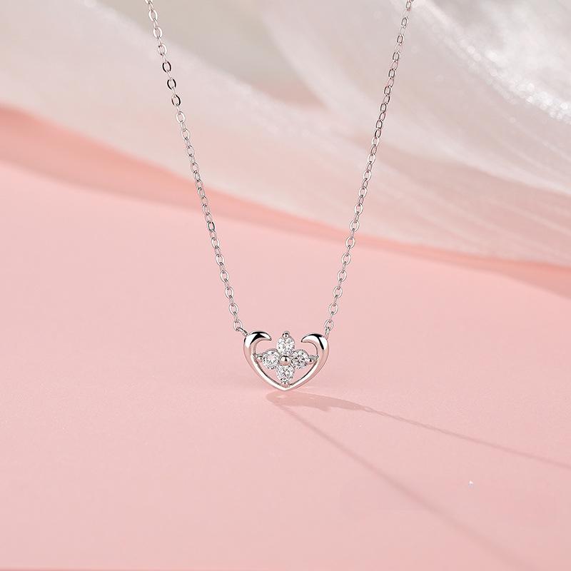 Small and Fresh Love Four Leaf Flower Necklace for Women, Small and Exquisite, New Girlfriend Neckwear