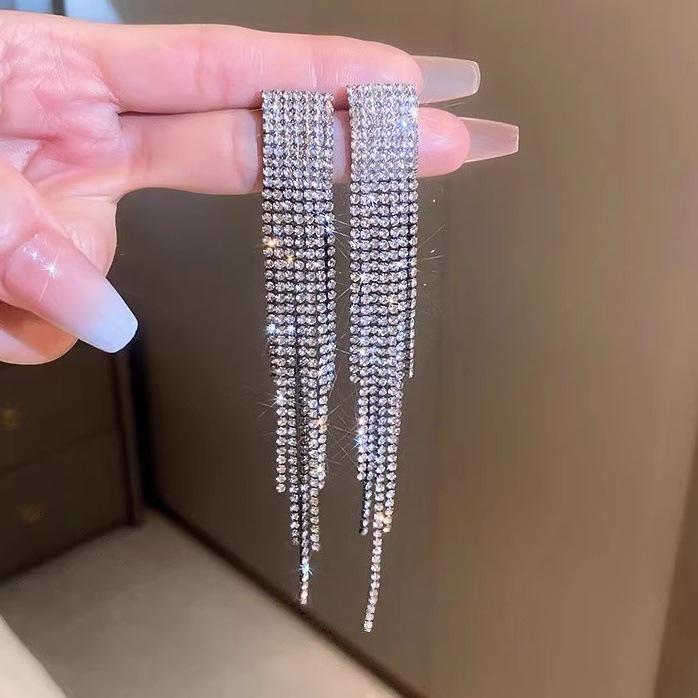 Brincos da Moda Exquisitos com Borla Longa: Elegante, Brilhante e Versátil para Mulheres