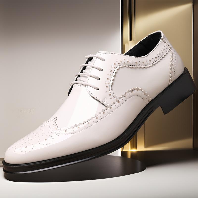 Glänzende Lackleder Brogues Perforiert Geschnitzt Formelle Anzugschuhe Schnürung Mode Junge Männer Bräutigam Hochzeitsfeier Lederschuhe