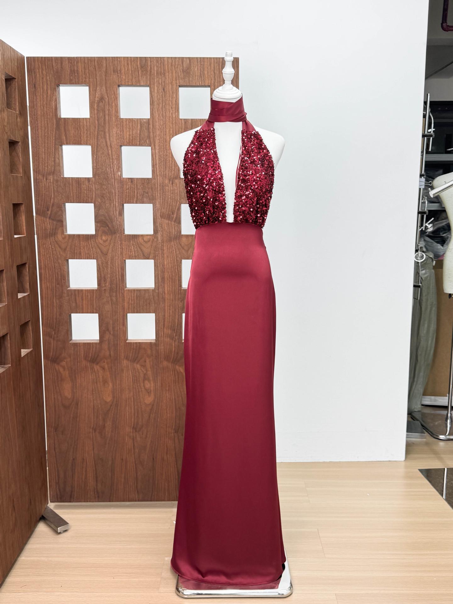 Sequin Wine Red Halter Neck Mermaid Gown with Satin Patchwork and Open Back. Medium вино красного