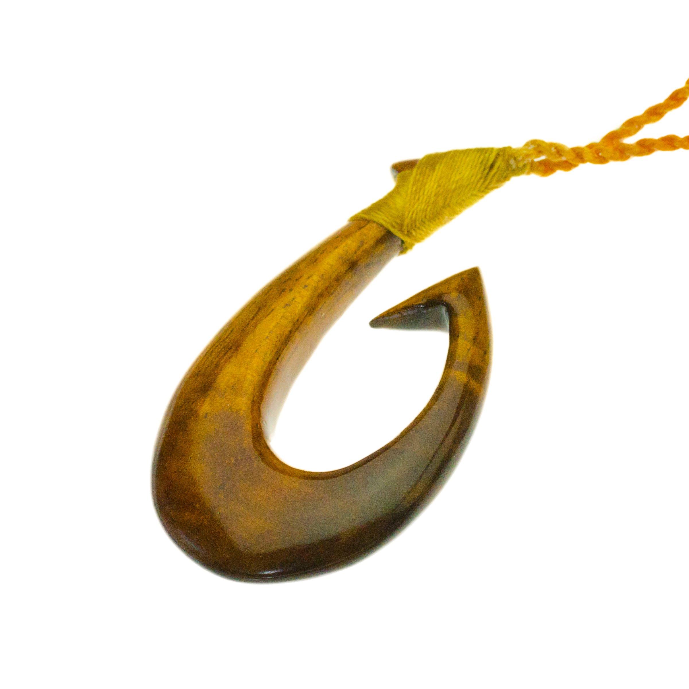 

Ювелирное ожерелье с подвеской из дерева коа и ремешком-регулятором в виде рыболовного крючка [BreezyIsland]