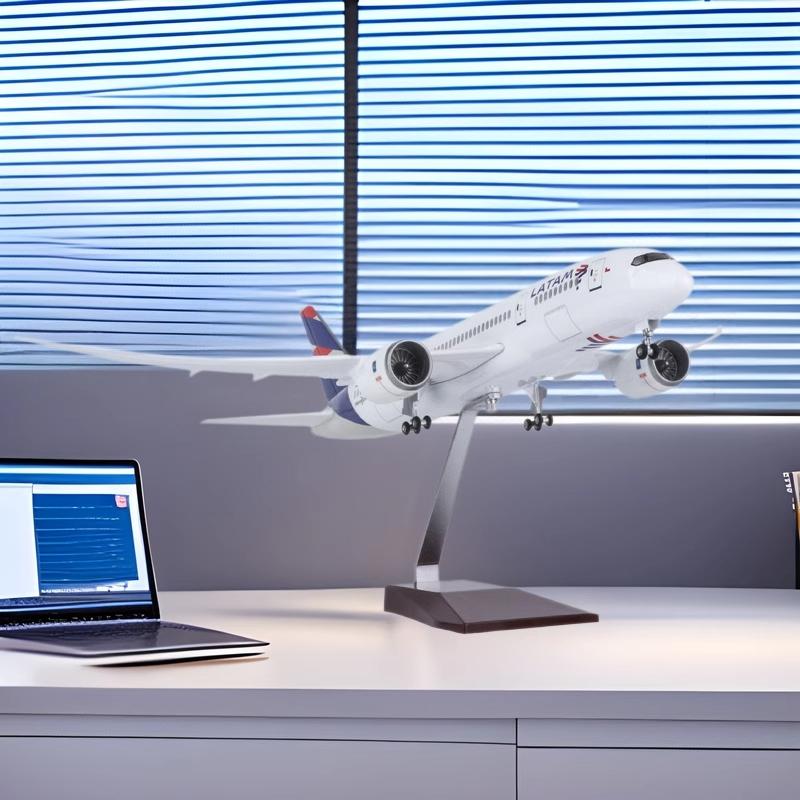 

Коллекция Дисплеев 1:Масштаб 1:150 47 см Чили LATAM Airlines Boeing 787 Dreamliner Литая модель Авиалинии Смоляной самолет Подарки Фанатам NO LED