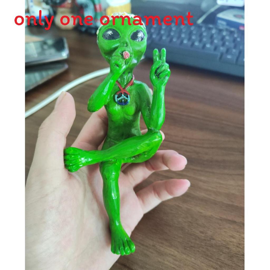 Resin Cat Dog Alien Statue With Artistic Design For Home Decor And Gift Giving