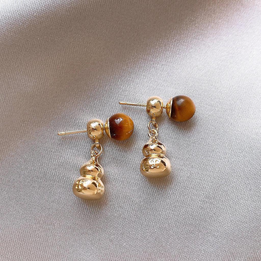 Silver Needle Clover Stud Earrings: Retro Hong Kong Style, Elegant and Fashionable Women's Luxury Jewelry.