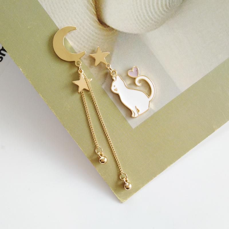 

Асимметричные серьги в виде звезды и луны в виде кошки — игривый студенческий стиль