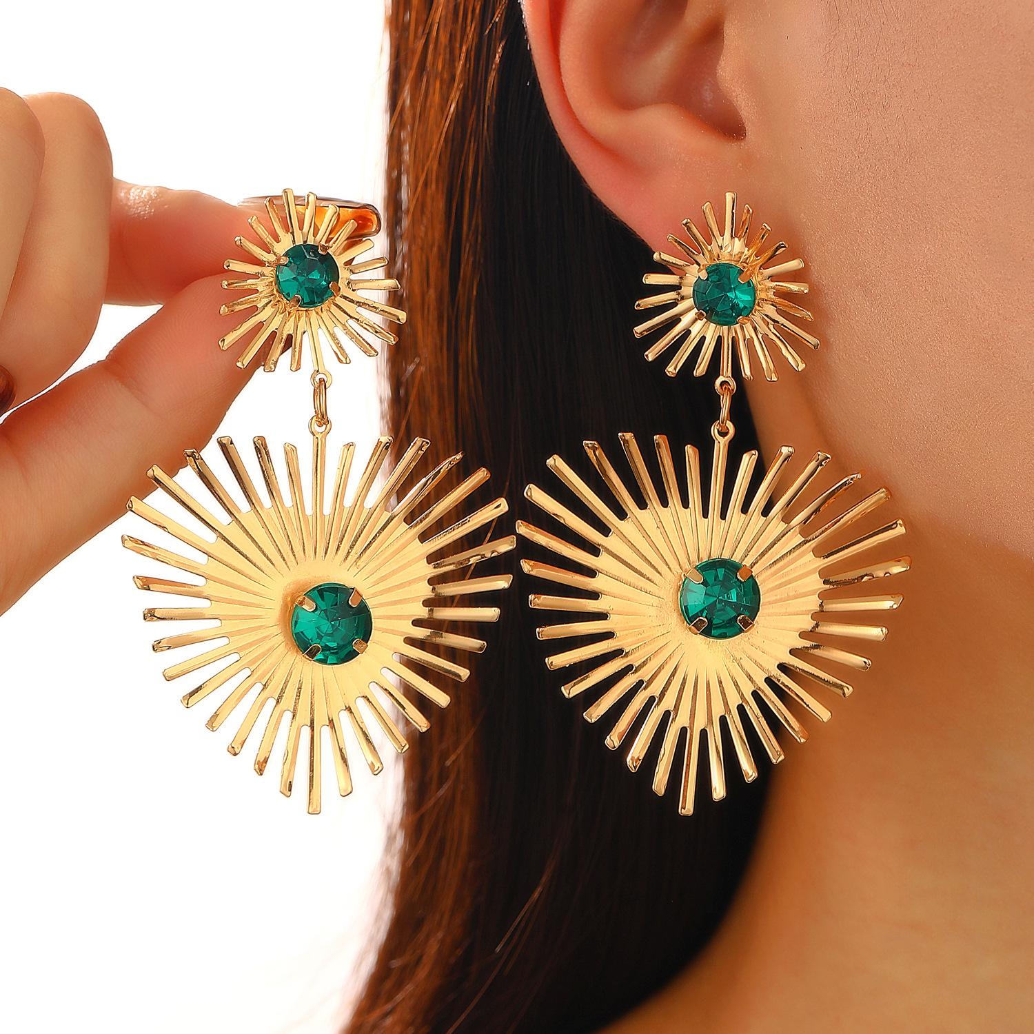 

Green Rhinestone Inlaid Big Metal Drop Earrings Women s Exaggerated Sunflower Heart Pendant Modern Trend Statement Ear Zircon green