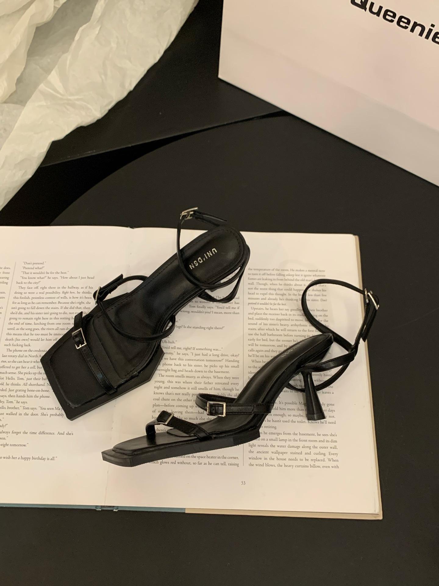 

Французские босоножки на высоком каблуке с одним словом, женская обувь 2025 года, новые летние черные темпераментные светские туфли на тонком каблуке в римском стиле 35