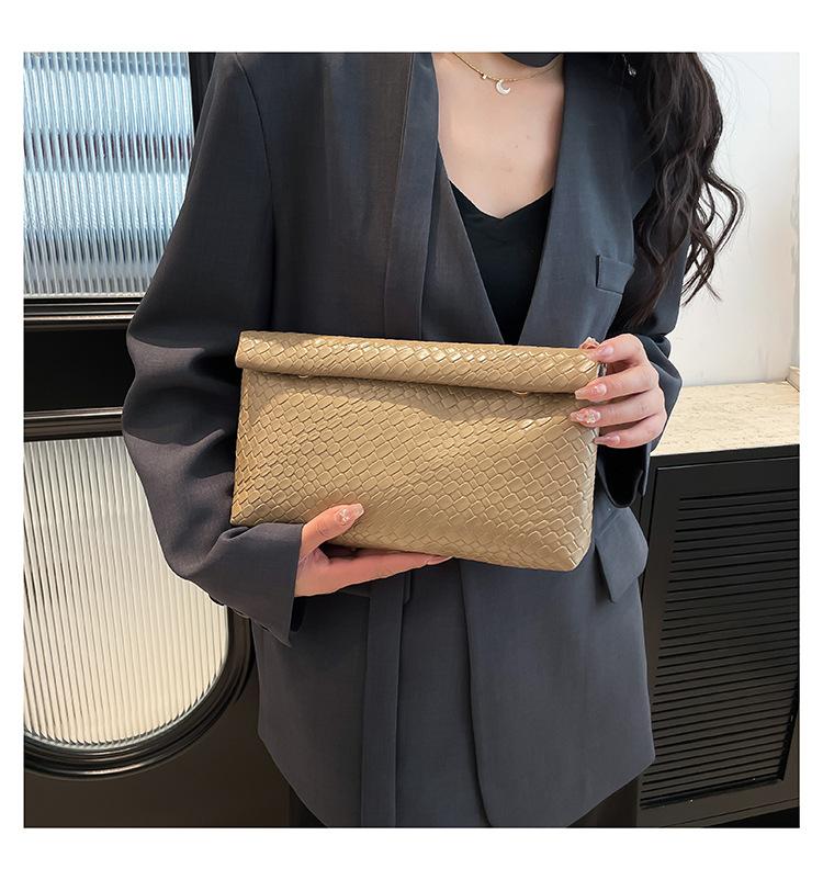 Casual and versatile crossbody bag women's spring and summer new Korean shoulder bag fashion trend commuter pillow bag for women