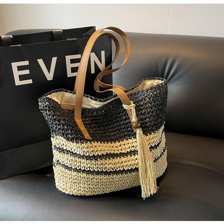 

Retro large-capacity splicing woven underarm tote bag women s bag new spring fringed bag shoulder bag чорний