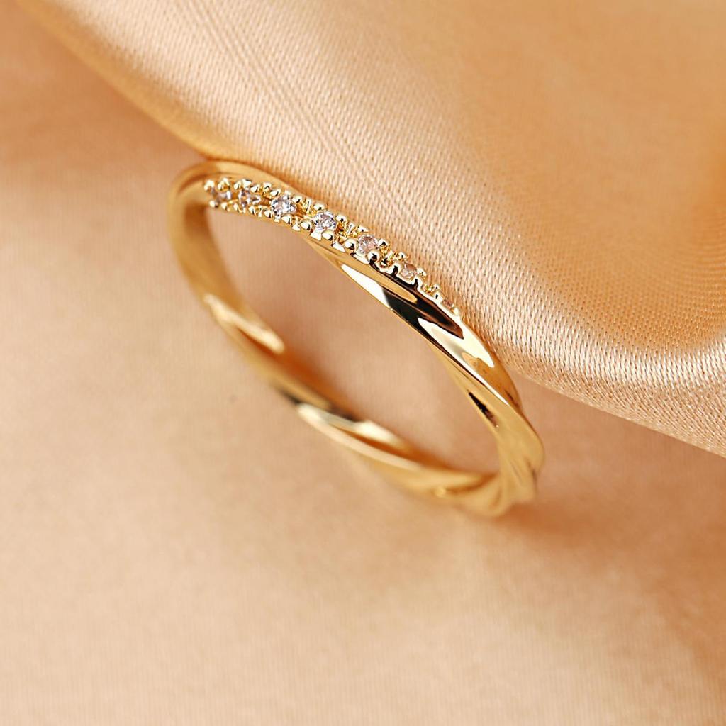 Luxury Diamond-Set Twisted Ring: Elegant, Fashionable Couple's Jewelry Gift