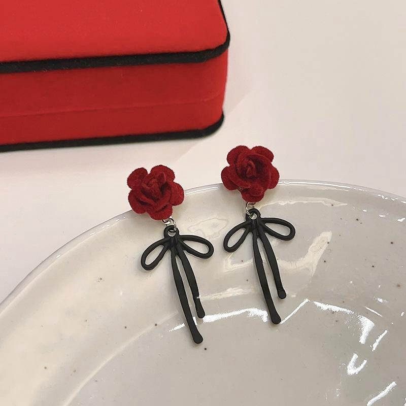 2025 New Year Red Velvet Pearl Earrings: Retro Hong Kong Style Whitening Studs for Women